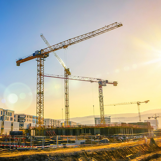 Silderbild Baukräne auf einer Großbaustelle