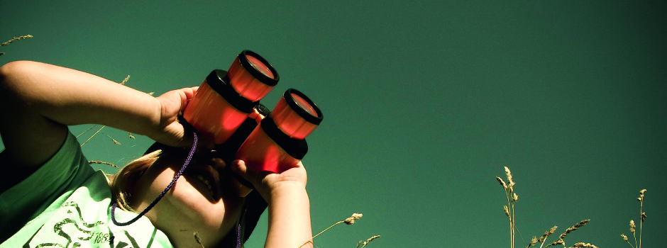 Foto von einem Kind mit Fernglas