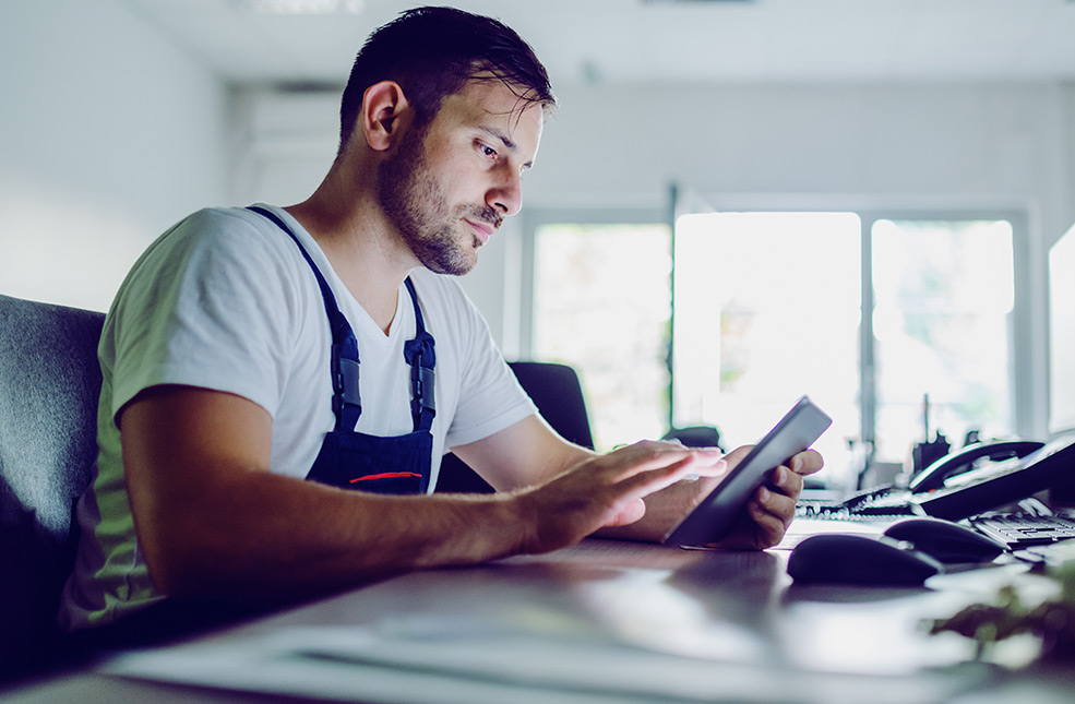 Handwerker mit einem Tablet