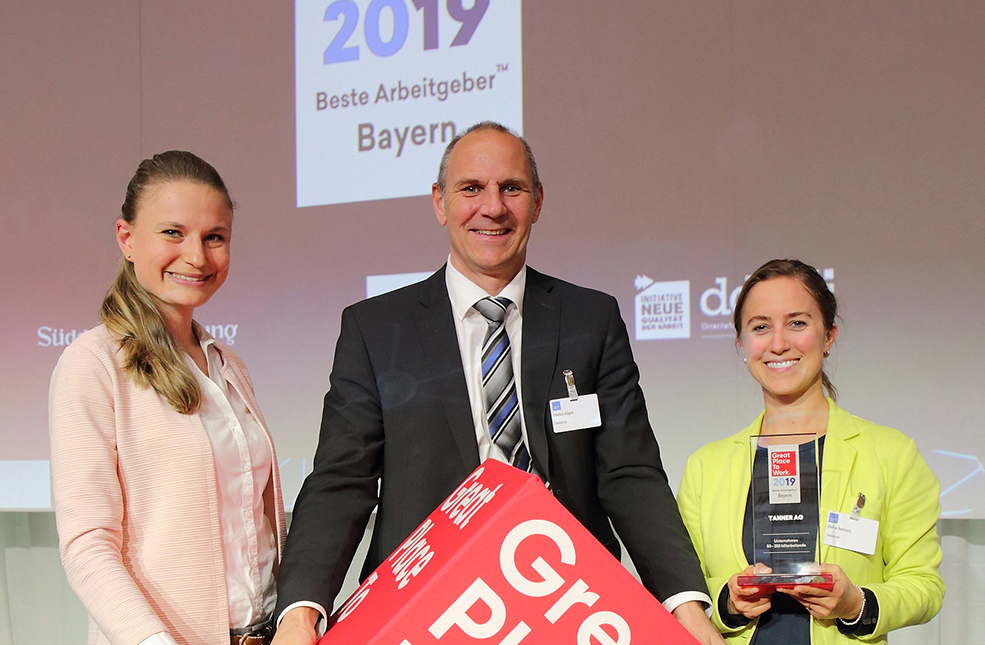 TANNER-Gruppenfoto mit Auszeichnung Beste Arbeitgeber in Bayern 2019 von Great Place to Work