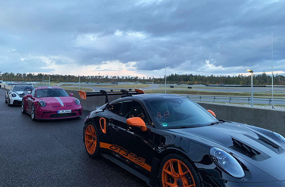 Blick auf den Hockenheimring mit Porsches im Vordergrund