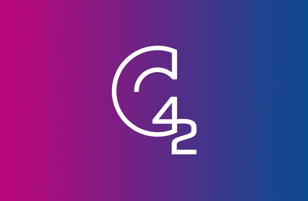 C42-Logo mit CD-Hintergrund