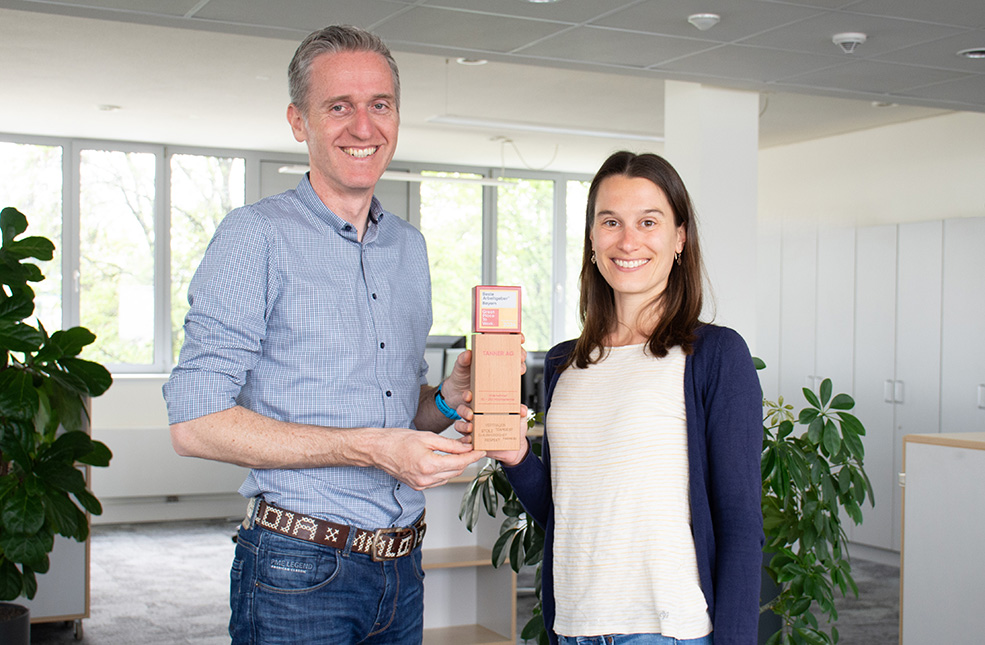 Pressefoto Bastian Poralla und Tess von Branconi mit dem Award 2024 von Great Place to Work